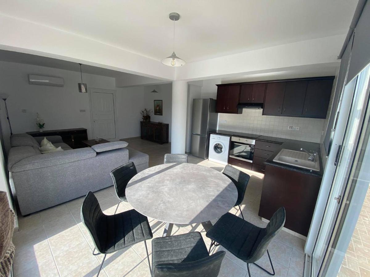 Cosy Apartment In Kato Paphos With Pool Access Exteriör bild